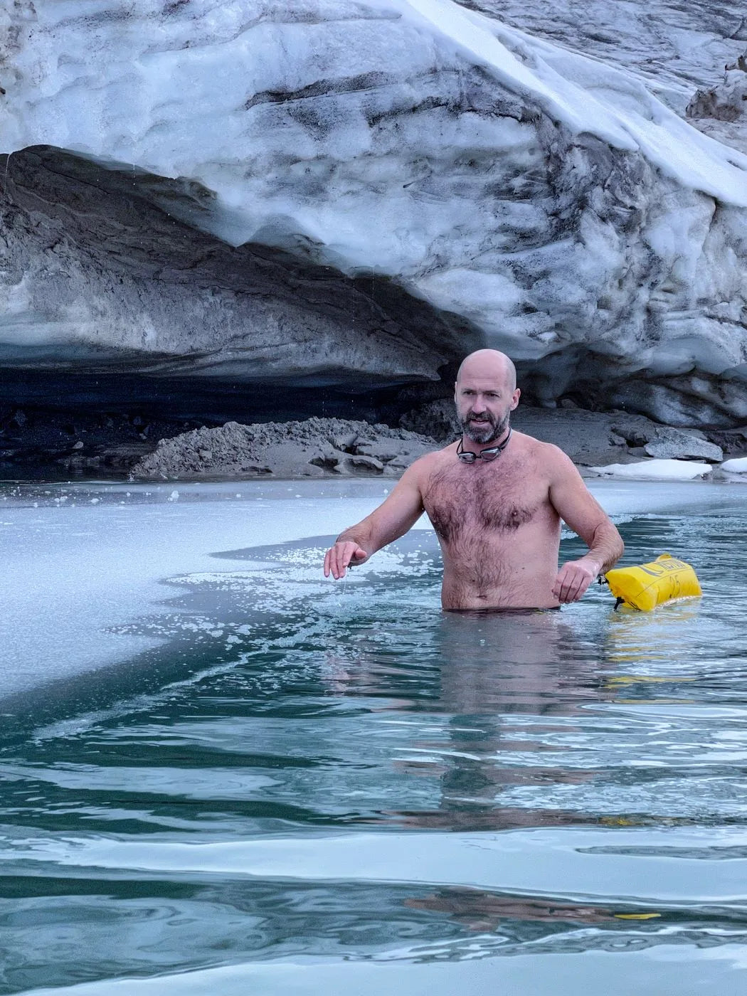 Josef Köberl beim Eisschwimmen vor einem Gletscher